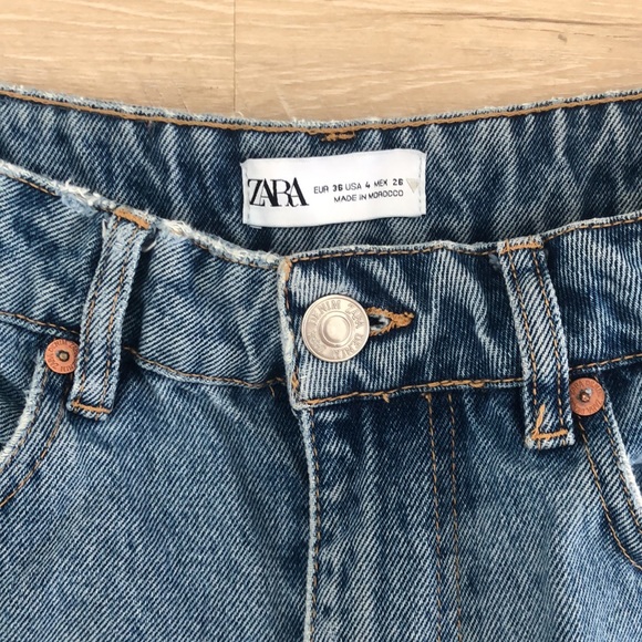 Zara Mom Fit Denim Shorts. Size 4. High-rise, Loose Fit. Light-Medium wash. - Picture 2 of 7